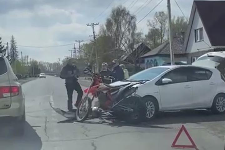 В Абакане автомобиль сбил мотоциклиста